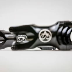 SwiftArt. Bolt CNC Vorbau 31.8mm 43 SwiftArt. Bolt CNC Vorbau 31.8mm -Singlespeed Verkaufsgeschäft swiftart.bolt vorbau detail black 1