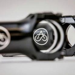 SwiftArt. Bolt CNC Vorbau 31.8mm 44 SwiftArt. Bolt CNC Vorbau 31.8mm -Singlespeed Verkaufsgeschäft swiftart.bolt vorbau detail black 2