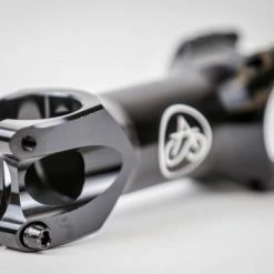 SwiftArt. Bolt CNC Vorbau 31.8mm 46 SwiftArt. Bolt CNC Vorbau 31.8mm -Singlespeed Verkaufsgeschäft swiftart.bolt vorbau detail black 3