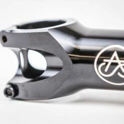 SwiftArt. Bolt CNC Vorbau 31.8mm 47 SwiftArt. Bolt CNC Vorbau 31.8mm -Singlespeed Verkaufsgeschäft swiftart.bolt vorbau detail black 4