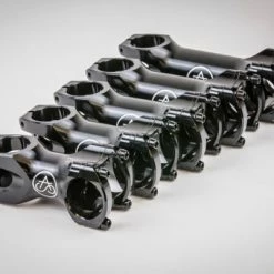 SwiftArt. Bolt CNC Vorbau 31.8mm 54 SwiftArt. Bolt CNC Vorbau 31.8mm -Singlespeed Verkaufsgeschäft swiftart.bolt vorbau detail black all 2