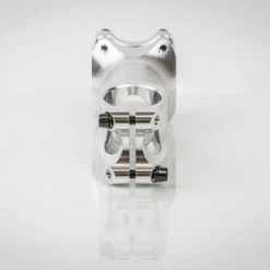 SwiftArt. Bolt CNC Vorbau 31.8mm 56 SwiftArt. Bolt CNC Vorbau 31.8mm -Singlespeed Verkaufsgeschäft swiftart.bolt vorbau detail silver 3