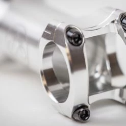 SwiftArt. Bolt CNC Vorbau 31.8mm 40 SwiftArt. Bolt CNC Vorbau 31.8mm -Singlespeed Verkaufsgeschäft swiftart.bolt vorbau detail silver 5